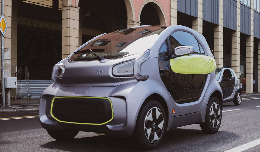 XEV YOYO: la minicar che affronta il traffico con agilità e grinta